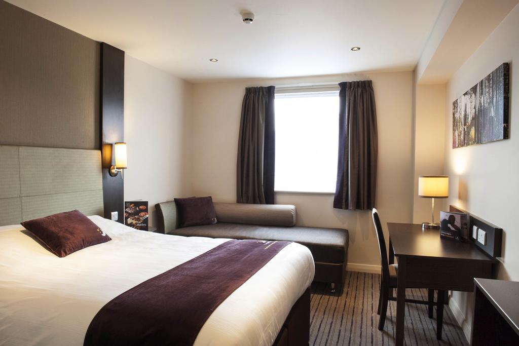 Premier Inn London Heathrow M4/J4 Ґіллінґдон Екстер'єр фото